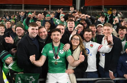 Hugo Keenan célèbre avec ses fans à Dublin après son triomphe en Grand Chelem.