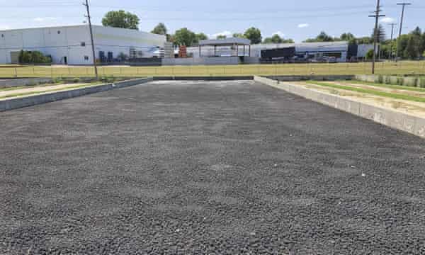 Lodos residuales de la planta de tratamiento de aguas residuales de Lapeer en lechos de secado, donde se almacenan hasta que se hace un arreglo para su eliminación permanente, en Lapeer, Michigan. Funcionarios estatales ordenaron a Lapeer que dejara de distribuir sus lodos para su uso como fertilizante agrícola después de que se descubrió que contenían productos químicos tóxicos de PFAS.
