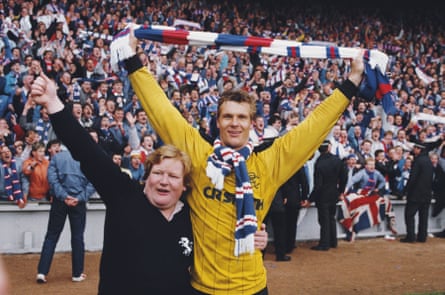 Chris Woods vẫy chiếc khăn Rangers trước mặt những người hâm mộ Rangers vui vẻ sau khi giành chức vô địch Scotland năm 1987