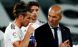 Real Madrid’s Gareth Bale (left) with the coach Zinedine Zidane during a drinks break in the game against Real Mallorca n June.