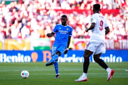 Antonio Rüdiger, successful action for Real Madrid, plays a walk to a teammate