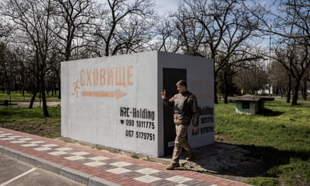 Seorang tentara berdiri di dekat bangunan yang dirancang untuk melindungi warga sipil dari penembakan di Ochakiv