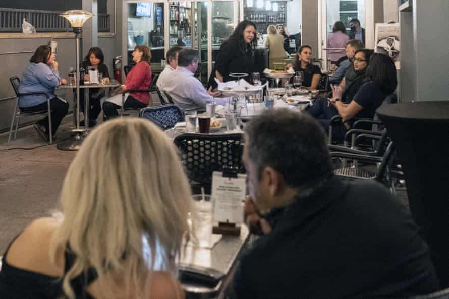 Zákazníci sedia v reštaurácii Harolds v Houstone v Texase 10. marca 2021.