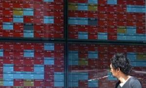 Eine Börse, die eine Wand des Rotes in Tokyo zeigt.