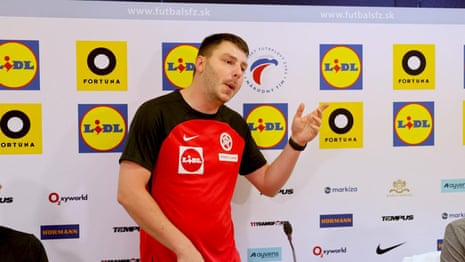 El kitman eslovaco muestra sus habilidades en el beatboxing en la Eurocopa 2024 - vídeo