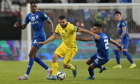 Mateo Kovacic berebut bola di semifinal Piala Dunia Klub 2021 Chelsea bersama Al Hilal.