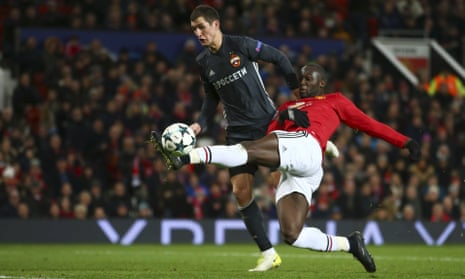 Romelu Lukaku stretches to score Manchester United’s equaliser against CSKA Moscow at Old Trafford