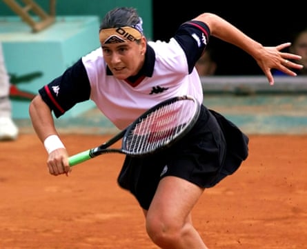 Conchita Martinez se précipite vers le filet pour renvoyer un dropshot de sa compatriote Marta Marrero lors de leur match de quart de finale à Roland-Garros en 2000.