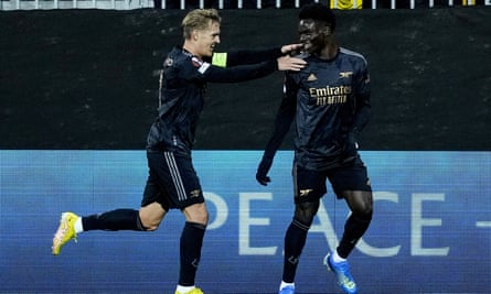 Bukayo Saka célèbre avec Martin Ødegaard après avoir marqué pour Arsenal