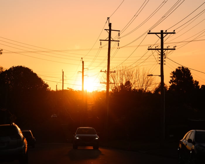 Sydney and parts of NSW swelter through temperatures in the 30s before plummeting 10C within hours