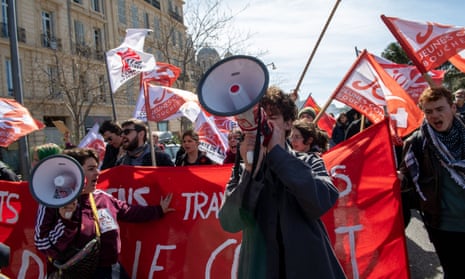 La gente protesta contra la reforma de las pensiones en Marsella el miércoles