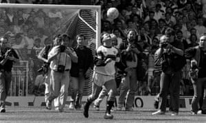 Michael Knighton hace malabares con una pelota en Old Trafford el 19 de agosto de 1989.