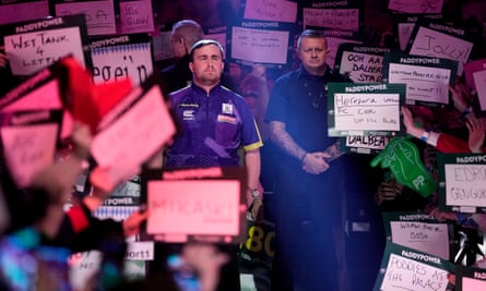 Luke Littler concentrates as he walks to the oche before the start of the world darts final against Luke Humphries