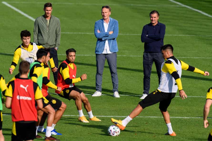 Borussia Dortmund CEO Hans-Joachim Watzke (centre), sporting director Michael Zorc (right) and head of the player licensing department Sebastian Kehl watch a training session in September 2020.