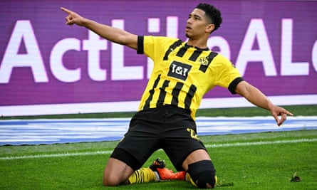 Jude Bellingham celebrates aft scoring against Borussia Moenchengladbach for Borussia Dortmund.