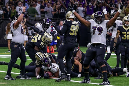 L’ailier défensif des New Orleans Saints Tanoh Kpassagnon s’attaque au porteur de ballon des Baltimore Ravens Kenyan Drake