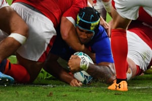 Sebastien Vahaamahina scores the opening try for France.
