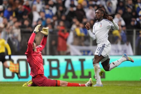 Moise Kean misses a great chance