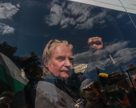 A man seen a police van