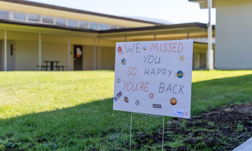 Een bord verwelkomt studenten terug naar de basisschool van Greenville.