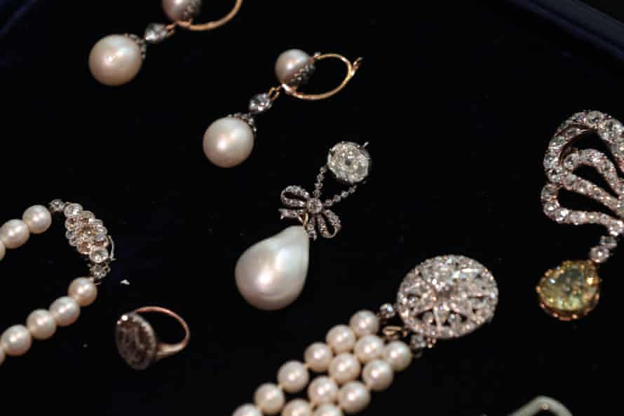 ‘Simply irreplaceable’ … the Marie Antoinette Pearl, centre