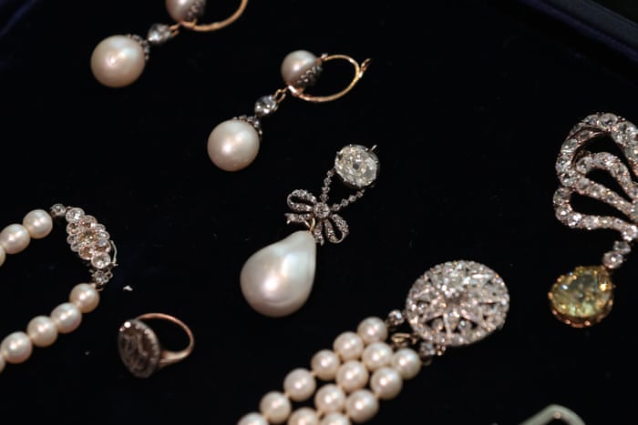 Marie Antoinette's pearl pendant sells for record price of $32m ...