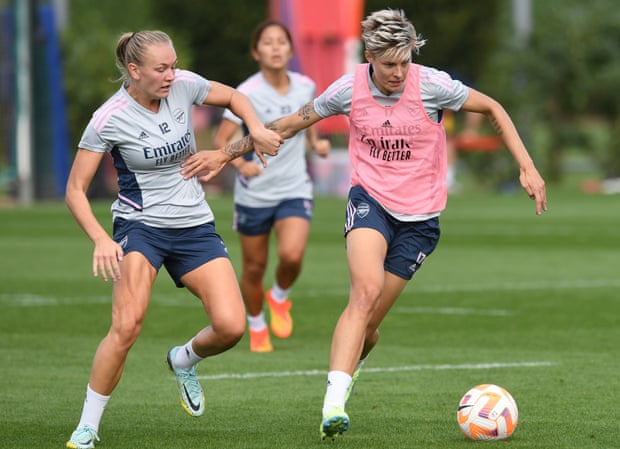 Lina Hurtig (til høyre), trener med Frida Maanum i Arsenal