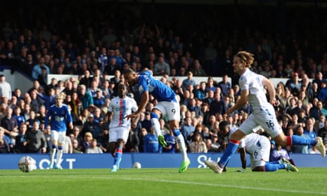 Everton's Dominic Calvert-Lewin fires home the opening goal of the game against Crystal Palace.