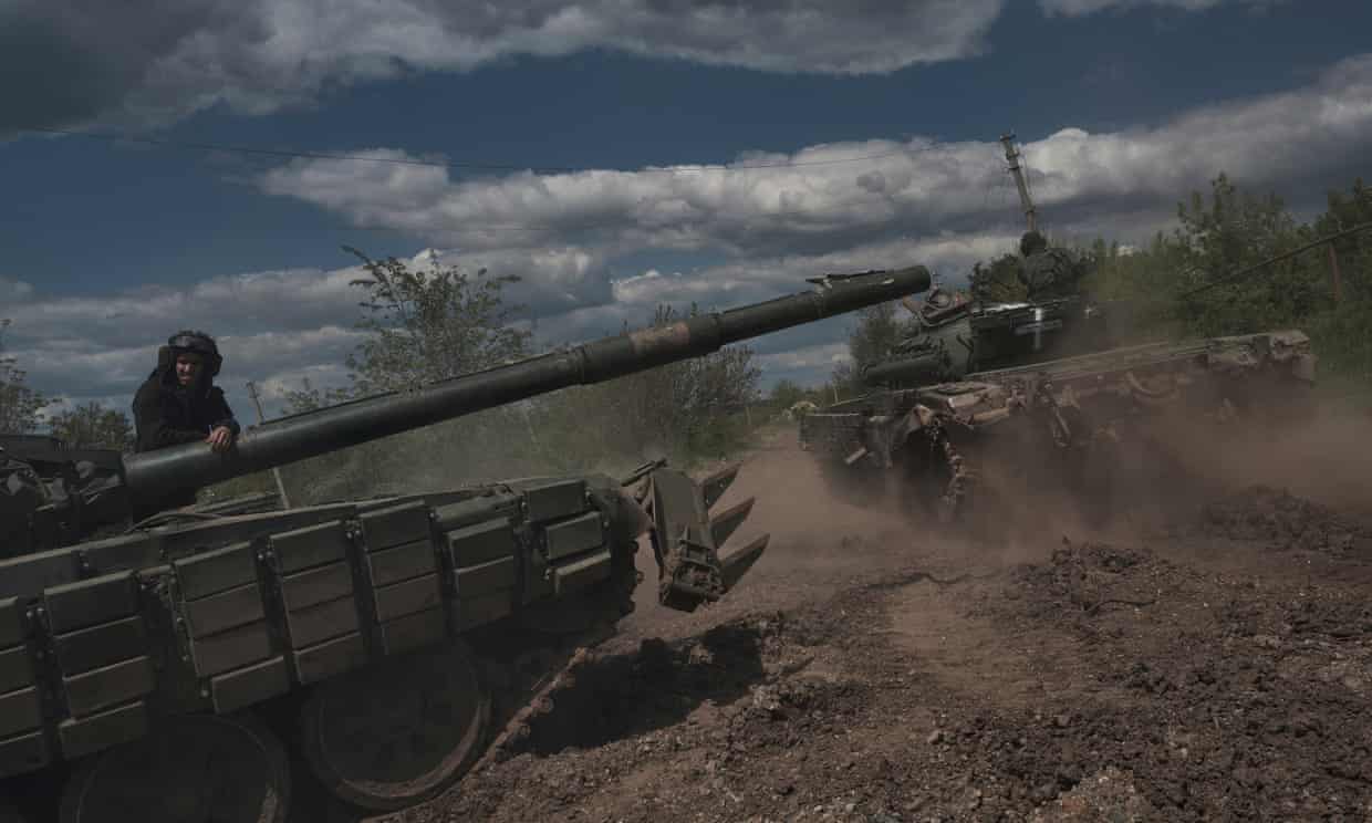 Ukraine regains at least 1km of territory in Bakhmut (theguardian.com)