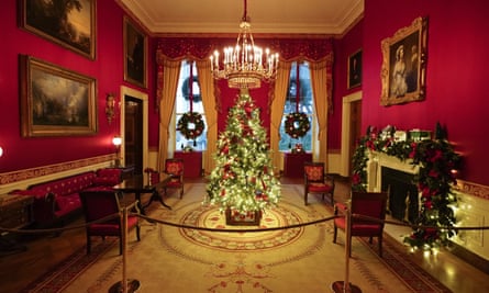 The red room of the White House, where the tree is decorated with handmade ornaments, respecting the pandemic.