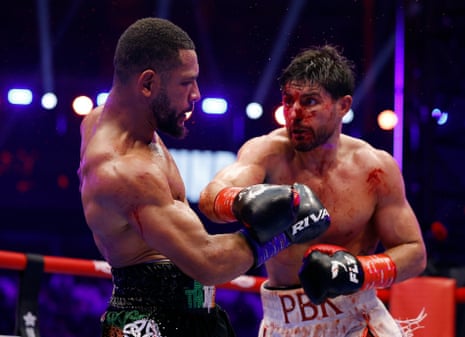 A bloody Josh Kelly throws punches at Caoimhín Agyarko.