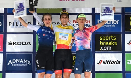 Elisa Longo Borghini (centro) celebra su victoria en el evento de 2022, junto con la finalista en segundo lugar Grace Brown (izquierda) y Catarzyna Neviadoma (derecha), quien terminó en tercer lugar.