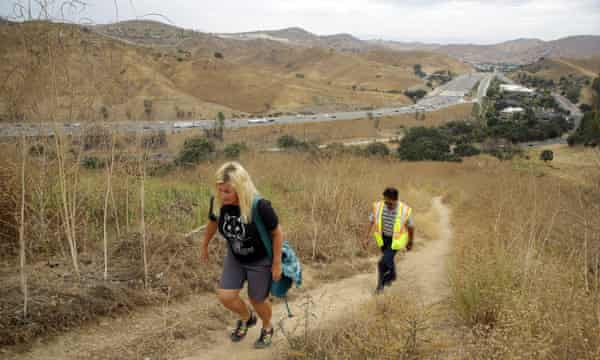 Beth Pratt de la Fédération nationale de la faune et Cheik Moinuddin, chef de projet à Caltrans, marchent près du passage prévu pour la faune.