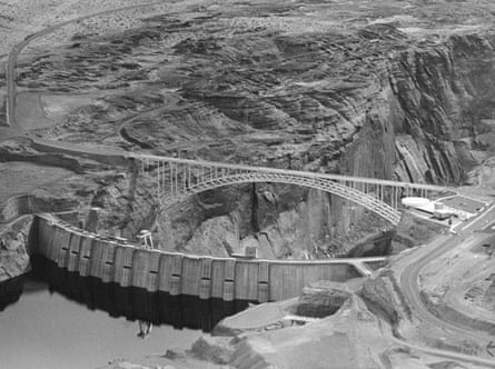 Overview of Glen Canyon Dam.