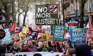 نشطاء يسيرون في مظاهرة مناهضة للتقشف في وسط لندن
