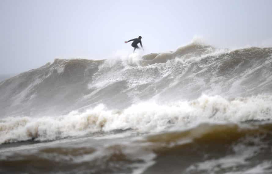 Wild surf at Snapper Rocks