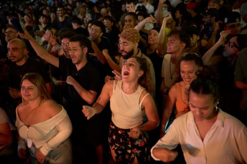 Multitudes de personas se reúnen en la Rueda de Candombe en las calles de Montevideo