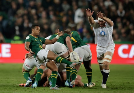 Alex Coles attempts to charge down a clearance bySouth Africa's scrum-half Grant Williams.