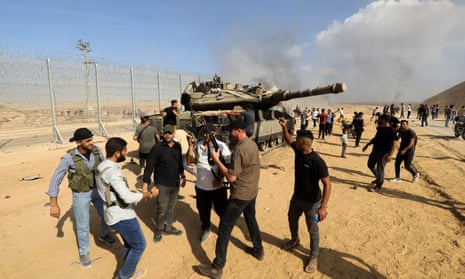 مقاتلو حماس مع دبابة إسرائيلية تم الاستيلاء عليها