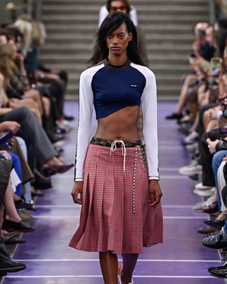 Cropped tops were worn with tailored skirts.