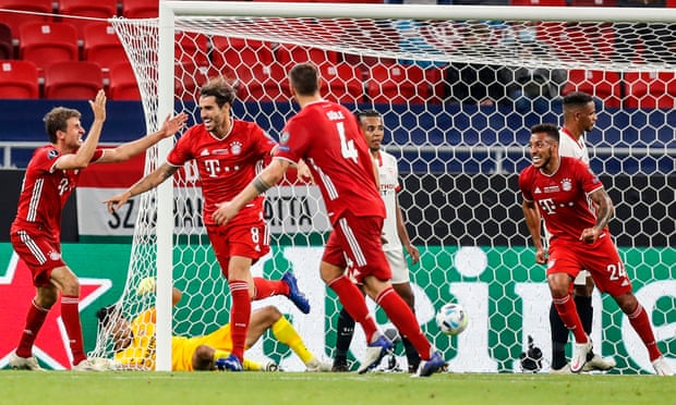 Bayern Munich’s Spanish midfielder Javi Martínez wheels away to celebrate with his teammates after scoring an extra-time winner against Sevilla