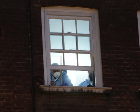 Oficiales de policía investigando el escena