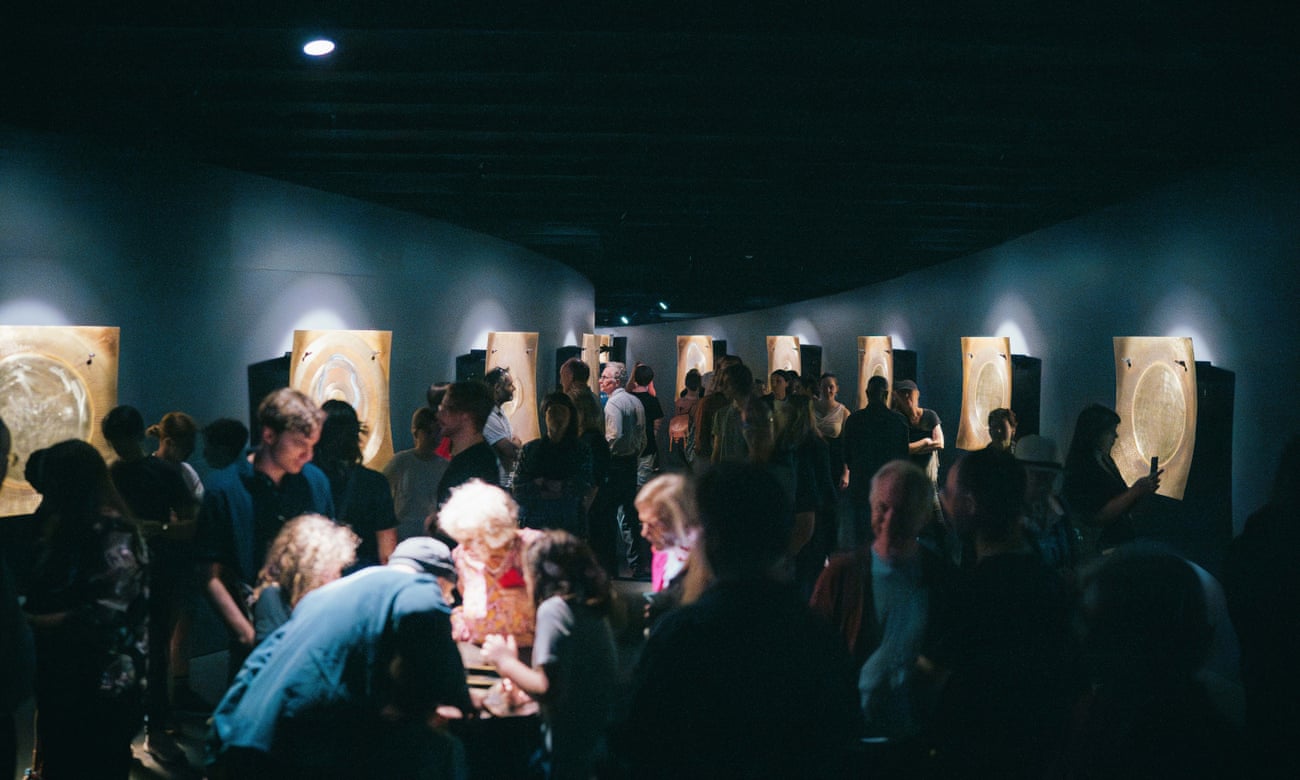 Suasana ruang pamer di AGWA dalam Revivification (theGuardian)