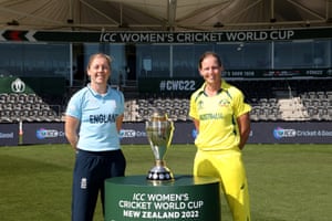 England captain Heather Knight and Australia counterpart Meg Lanning with the World Cup trophy on Saturday.