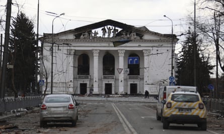 Le théâtre dramatique régional académique de Donetsk à Marioupol, après son bombardement en mars 2022.