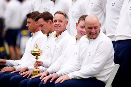 Luke Donald with Team Europe and the Ryder Cup trophy at Bethpage