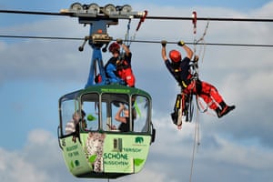 Passengers are evacuated after the cable car accident in Cologne.