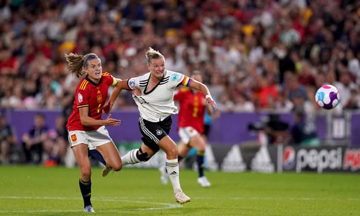 Irene Paredes attrape une bonne poignée du maillot d'Alexandra Popp alors qu'elle tente d'empêcher l'attaquant allemand de se déchaîner vers le but espagnol.