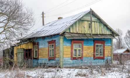 Ein farbenfroh dekoriertes Blockhaus im Dorf Kudrychy in der Nähe der Stadt Pinsk in der Region Brest. Das Dorf liegt am Rande des Naturschutzgebiets Mittlerer Pripjat.