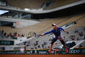 Elina Svitolina stretches to return the ball to Nadia Poodoroska
